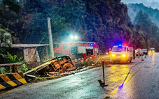 Xe khách lật trên quốc lộ trong trời mưa mù, 4 người chết tại chỗ