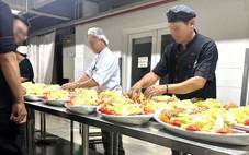 Mất an toàn vệ sinh thực phẩm từ quán bình dân đến nhà hàng, ngăn chặn thế nào?