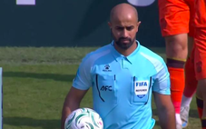 Trang tin Sina lo U23 Trung Quốc bị trọng tài bắt ép