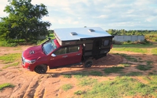 Toyota Hilux hoán cải thành nhà di động, nặng thêm hàng trăm kg vẫn trèo đèo lội suối như thường