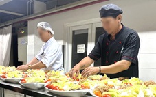 Mất an toàn vệ sinh thực phẩm từ quán bình dân đến nhà hàng, ngăn chặn thế nào?