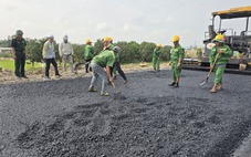 Đổ bê tông nhựa điểm đầu cao tốc ở An Giang chào mừng Đại hội XIV của Đảng