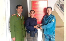 Nhặt túi xách chứa tiền và vàng, người thu mua ve chai mang đến công an