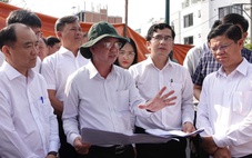 Phó chủ tịch TP.HCM trực tiếp kiểm tra sụt lún ven kênh Tàu Hủ, yêu cầu khắc phục trước Tết