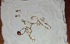 Tiếp viên đường sắt lục túi rác tìm vàng cho hành khách đi tàu