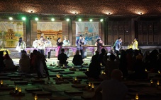 Trải chiếu ngồi nghe nhạc giữa sân Văn Miếu Quốc Tử Giám