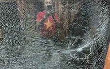 Hai thiếu niên cầm đá ném vỡ kính tàu hỏa SE5