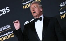 Tổng thống Trump khoe sẽ lắp tay vịn ghế bằng đá cẩm thạch tại nhà hát Kennedy?