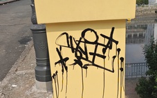 Vừa hoàn thiện chiếu sáng mỹ thuật đẹp lung linh, cầu Mống bị vẽ bậy