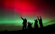 Cực quang 'lạc' sang châu Âu, bầu trời rực sáng giữa mùa đông