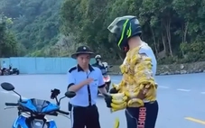 'Người chuối' cho khỉ hoang dã ăn: Coi chừng lòng tốt sai chỗ gây hại lâu dài