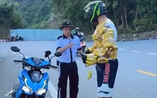 'Người chuối' cho khỉ hoang dã ăn: Coi chừng lòng tốt sai chỗ gây hại lâu dài