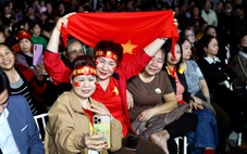 Hàng ngàn người chật kín sân đình làng cổ vũ Hiểu Minh và U23 Việt Nam