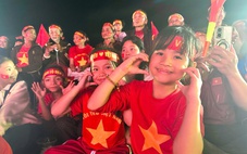 Cùng gia đình, làng xóm Đình Bắc, Hiểu Minh xem và cổ vũ U23 Việt Nam đấu U23 Trung Quốc