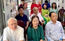 Người dân TP.HCM gửi gắm kỳ vọng qua lễ khai mạc Đại hội XIV của Đảng