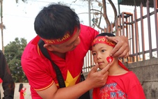 Cùng gia đình, làng xóm Đình Bắc, Hiểu Minh từ quê nhà 'tiếp lửa' U23 Việt Nam đấu U23 Trung Quốc