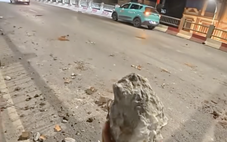 Dân mạng khen hết lời tài xế taxi cẩn thận nhặt gọn gạch đá rơi lúc rạng sáng