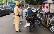 Công an TP.HCM xử lý 'điểm nóng' lấn chiếm vỉa hè trên đường Phạm Văn Bạch, Phan Xích Long