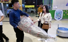 Bay Tết: Mai, đào 'lên máy bay', giá vận chuyển từ 450.000 đồng/bó