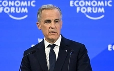 Greenland phủ bóng Davos