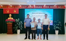 Người đàn ông 66 tuổi được cấp lại giấy khai sinh sau nhiều năm thất lạc