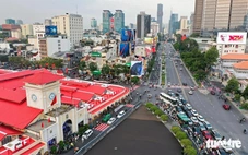 Người dân, du khách thích thú check-in, ngắm nhìn ‘áo mới’ chợ Bến Thành