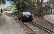 Đỗ ô tô giữa đường ray tàu hỏa, tài xế bị xử phạt