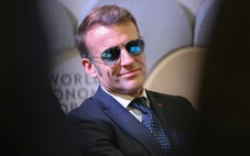 Tổng thống Macron đeo kính râm ở Davos, hãng kính Pháp ‘vỡ trận’ vì đơn đặt hàng