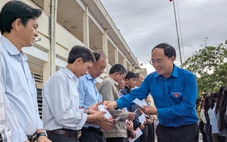 Tuổi Trẻ mang 'Tết sẻ chia' đến học sinh vùng lũ Phú Yên cũ