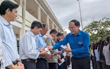 Tuổi Trẻ mang 'Tết sẻ chia' đến học sinh vùng lũ Phú Yên cũ