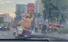 Sản phụ chuyển dạ trên xe taxi, cảnh sát giao thông dẫn đường đến Bệnh viện Từ Dũ kịp thời