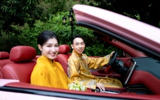 Dàn xe VF9 mui trần đưa vợ chồng á hậu Phương Nhi lên chùa làm lễ hằng thuận