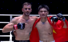 Thành Thoan hạ võ sĩ người Ý ở ngày ra mắt ONE Friday Fight