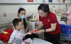 100 phần quà nghĩa tình, mang Tết ấm áp đến các bệnh nhi Bệnh viện Ung bướu TP.HCM