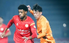 Trung vệ Hiểu Minh được đồng đội tri ân ở Cúp quốc gia