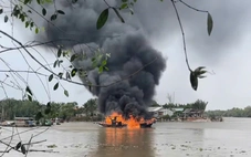 Nổ bình gas khiến ghe trên sông Cần Giuộc bị cháy rụi, 1 người bị thương