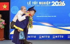 Tân khoa cõng mẹ lên nhận bằng đại học cùng bức tâm thư khiến cả hội trường rưng rưng
