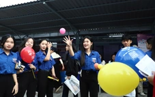 Học sinh hào hứng trải nghiệm các gian tư vấn tuyển sinh đại học tại Khánh Hòa