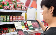 Đa dạng giá quà Tết ngoại nhập, cao cấp đến bình dân đều có