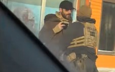 Vụ đặc vụ ICE bắn chết người: Báo Mỹ tung video hé lộ nạn nhân không hề cầm súng