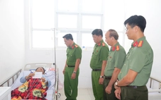 Thăm hỏi và trao 10 triệu đồng cho thiếu tá công an xã bị thương khi làm nhiệm vụ