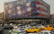 'Gieo gió ắt gặt bão': Iran tung bích họa khổng lồ dọa đáp trả khi tàu chiến Mỹ áp sát