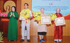 Phó bí thư Thành ủy TP.HCM Văn Thị Bạch Tuyết trao tặng Huy hiệu Đảng tại Đảng bộ phường Tân Sơn Nhì