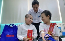 Bà ngoại đơn độc chăm cháu ung thư máu, nhận quà Tết của Tuổi Trẻ rưng nước mắt