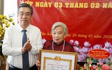 Lãnh đạo TP.HCM trao Huy hiệu Đảng cho nhiều đảng viên cao tuổi đợt 3-2