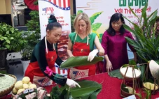 Tổng lãnh sự Mỹ cùng sinh viên 'thi' gói bánh chưng