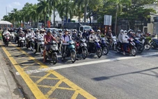 Vạch mắt võng trên đường phố Cần Thơ, dân 'tránh ra cho chắc' vì không biết để làm gì