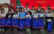 Quà xuân của bạn đọc Tuổi Trẻ đến với giáo viên, học sinh vùng bão lũ Sông Cầu