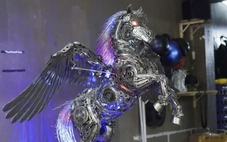 'Biến' linh kiện xe cũ thành mô hình ngựa giá chục triệu  đồng trang trí Tết Bính Ngọ