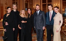 Victoria Beckham nhận Huân chương Văn học Nghệ thuật Pháp, con trai Brooklyn vẫn không có mặt